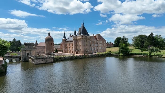 Visite des extérieurs et dépendances du château de La Clayette · photo 1