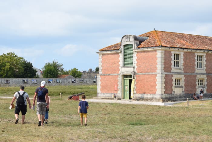 Deux expositions : « à bicyclette », « les douze travaux de Brouage » et un jeu "Barouf !" · photo 1