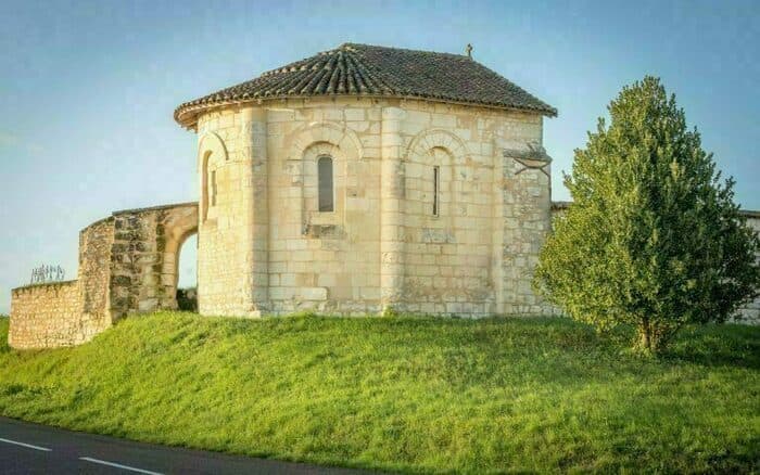 Visite d'une chapelle du XIIe siècle, vestige d'un prieuré fontevriste ! · photo 1