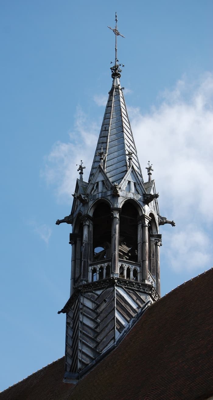 l'église collégiale de Chablis et sa flèche néogothique · photo 1