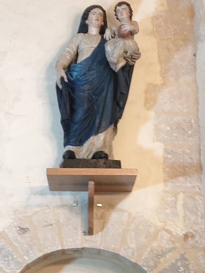 Visite guidée de l'église Notre-Dame et échanges avec la restauratrice d'une sculpture de la Vierge à l'Enfant remise en · photo 1