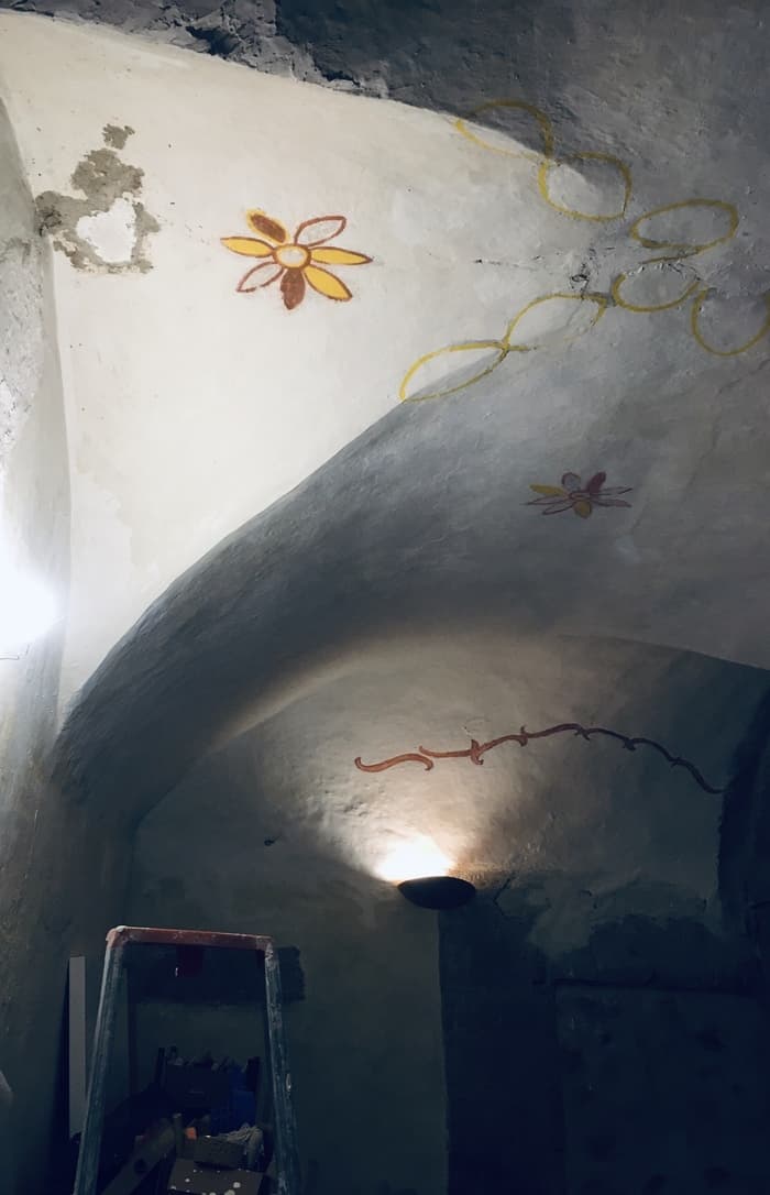 Visite d’atelier voûté orné de peintures anciennes · photo 1