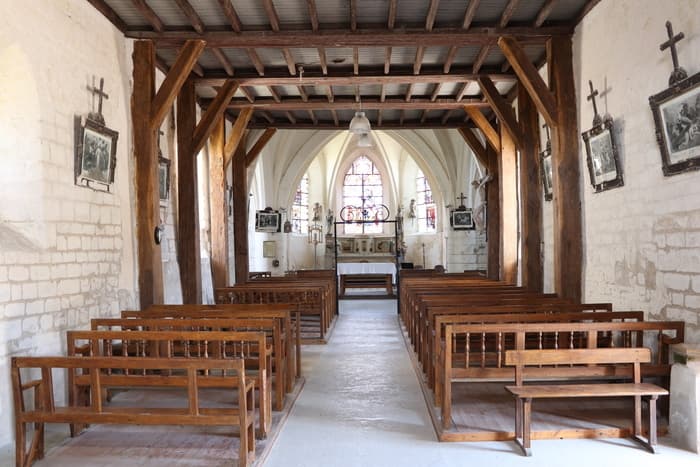 Découvrez un magnifique gisant dans une église romane · photo 1