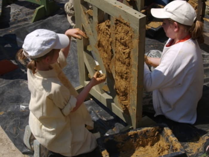 Levez les yeux ! Ateliers torchis et pans de bois, mettez la main à la pâte  au château de Crèvecœur ! · photo 1