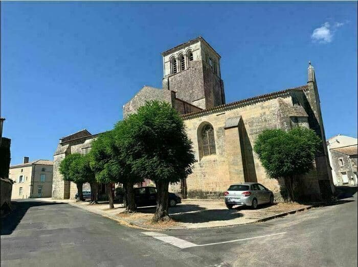 Venez découvrir cette église romane à clocher carré du XIIe siècle · photo 1