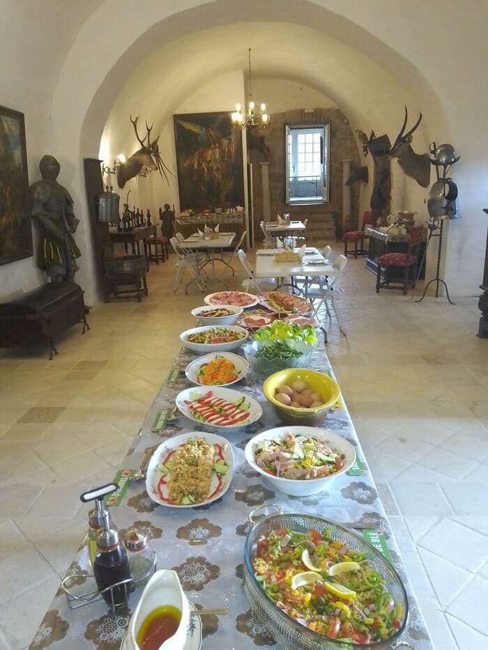 le buffet des mousquetaires ,une cuisine traditionnelle dans un lieu historique · photo 1