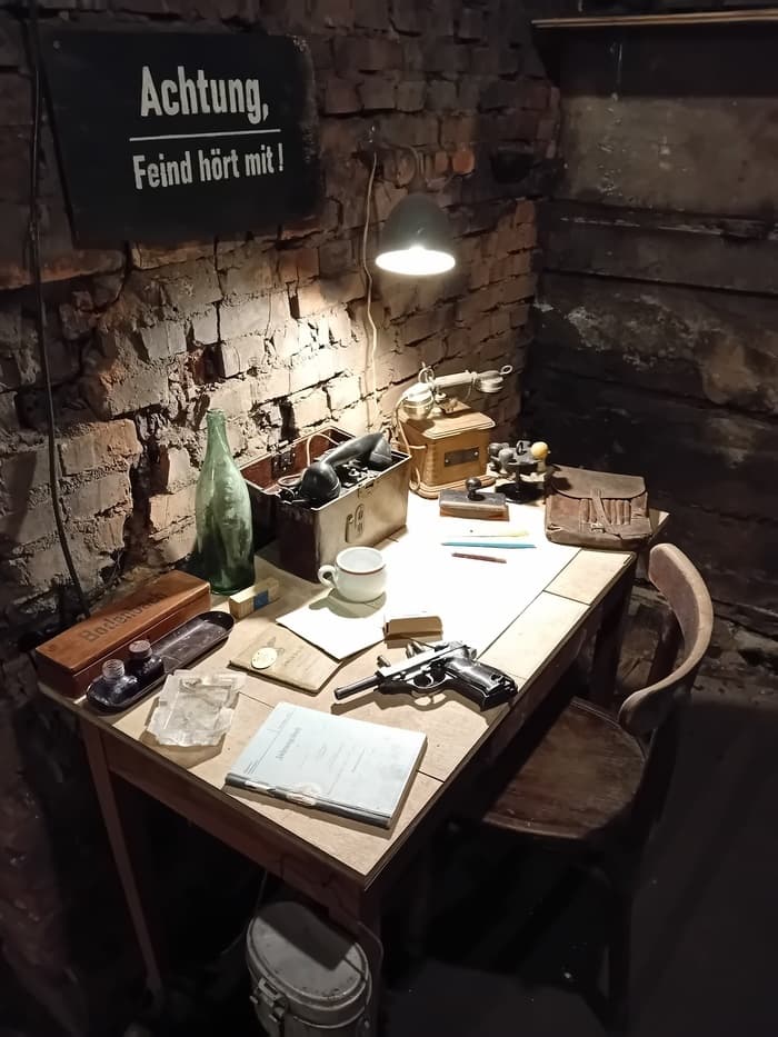 Découverte d'un poste de commandement de la marine allemande pendant la poche de Royan · photo 1