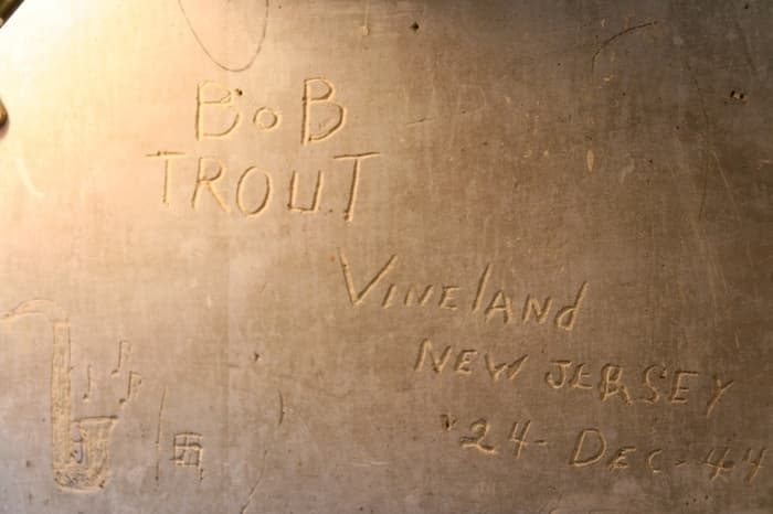 Découverte des graffitis américains dans le grenier de l'école · photo 1