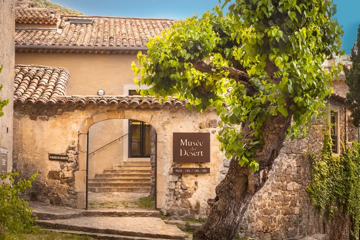 Visite guidée d'une exposition sur l'histoire et la mémoire du protestantisme en Cévennes · photo 1