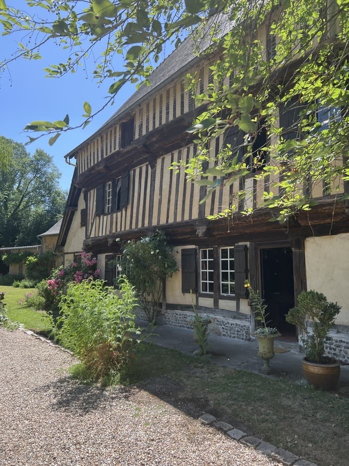 Découverte d’un manoir du XVe siècle en pans de bois et torchis en Picardie Verte · photo 1