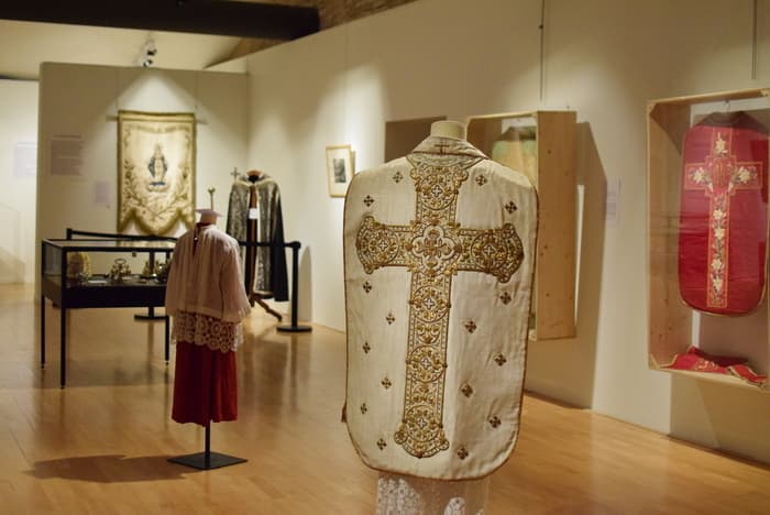 Visite libre de l'exposition « Textiles sacrés, sacrés textiles ! » · photo 1