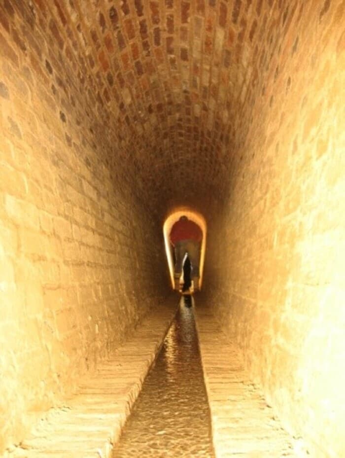 Aventurez-vous dans le tunnel de captation d'une source · photo 1