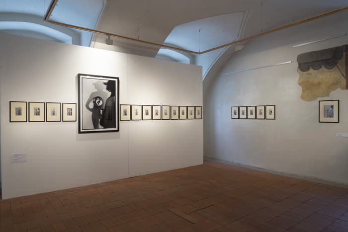 Zsuzsi Ujj: Miroir sur le mur · photo 1