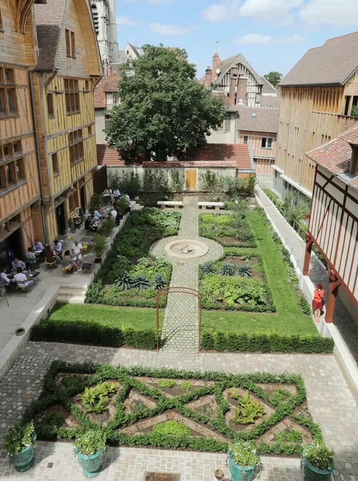 Flânez dans un jardin Renaissance, au cœur d'un ancien hôtel particulier · photo 1