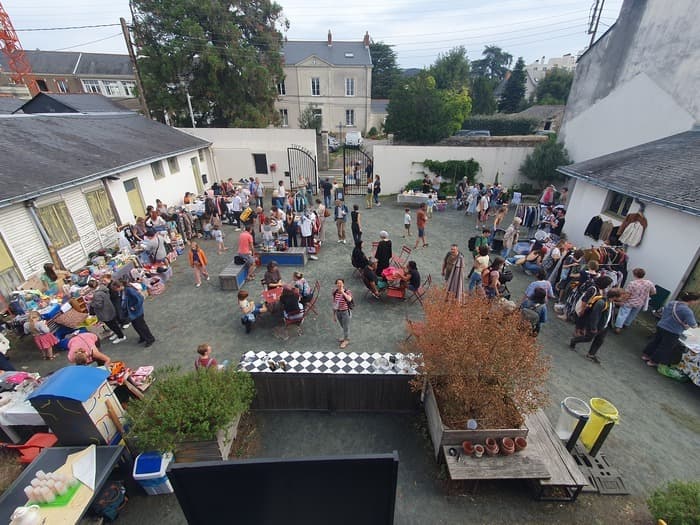 Vide-grenier dans la cour du 5 rue du Ballet à St-Félix · photo 1