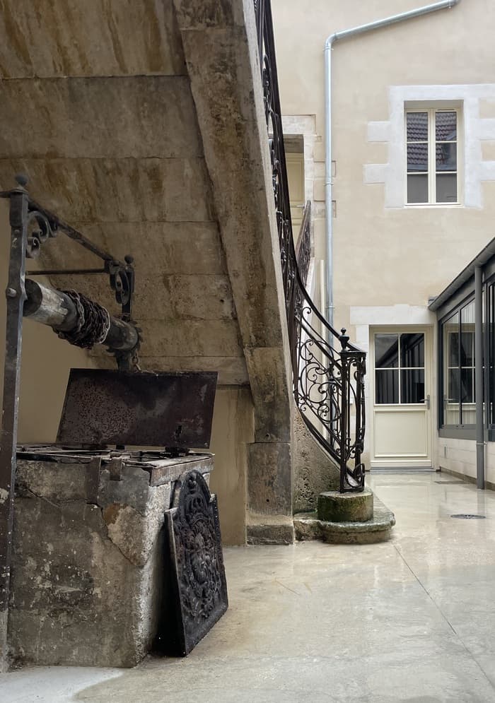 Visite d'une cour intérieure et son escalier · photo 1
