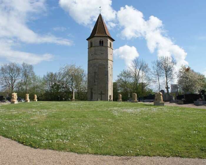 Tour romane millénaire et vestiges d’un Chemin de Croix · photo 1