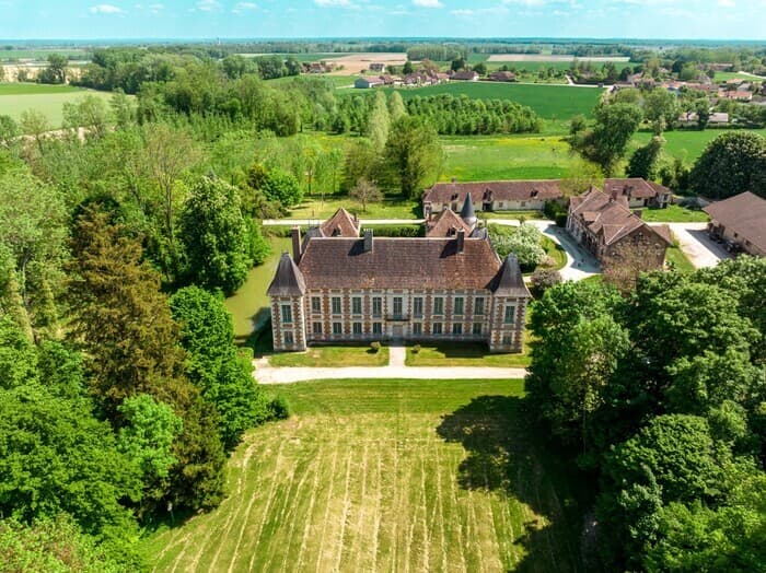 Découvrez les extérieurs d'un château aubois du XVIIe siècle · photo 1