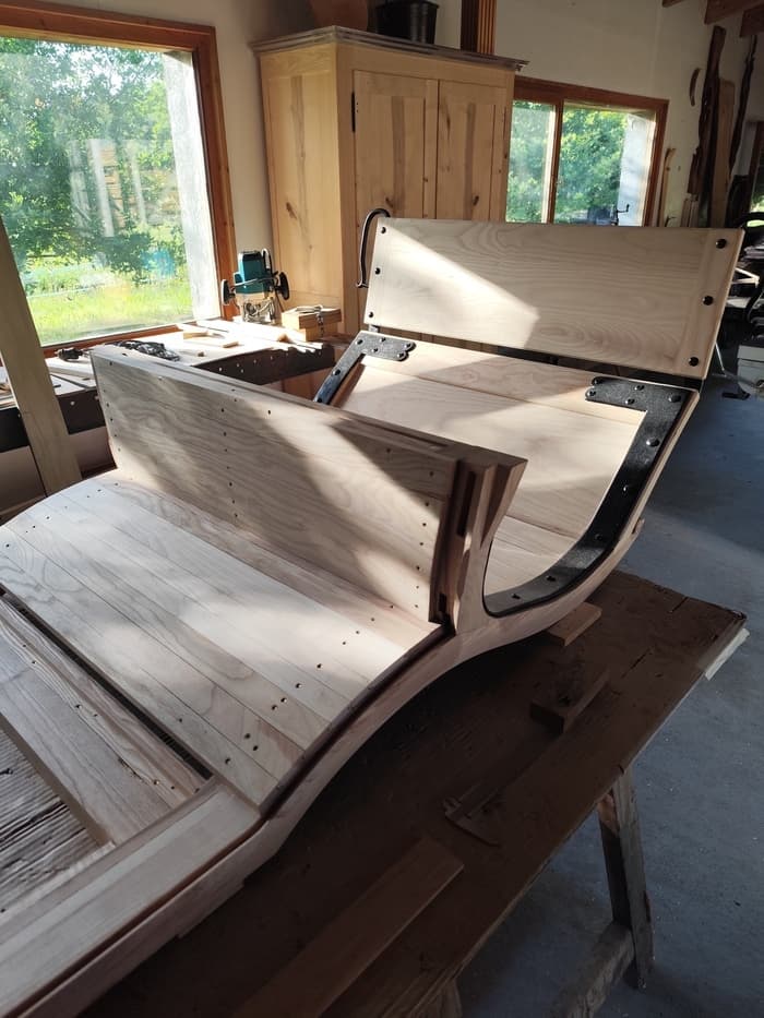 Découverte d'un atelier d'ébénisterie, créations originales à partir
de bois local · photo 1