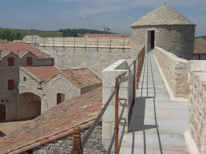 Visite des remparts de La Cavalerie et exposition "Les Monnaies des Croisades" · photo 1