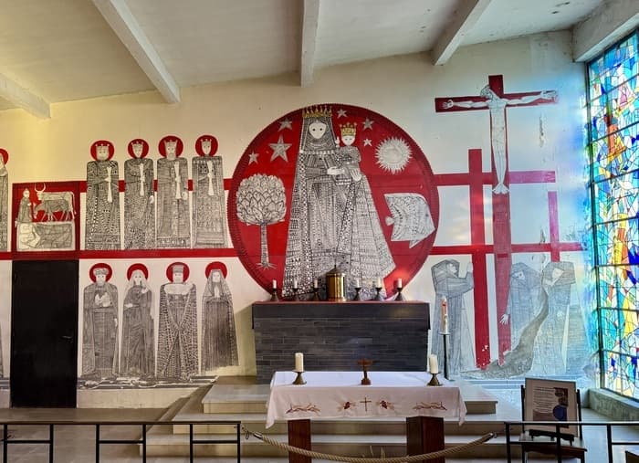 Visite guidée de l'église et de ses éléments remarquables : fresque de Maurice Calka et vitraux de Robert Savary · photo 1