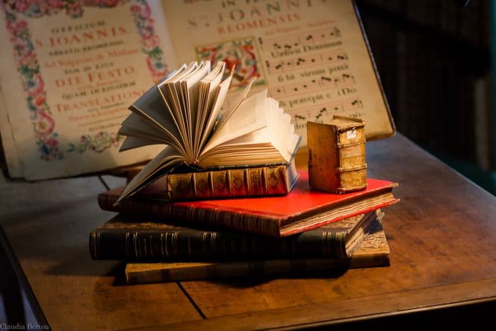 Visite du fonds patrimonial de la Bibliothèque municipale. · photo 1