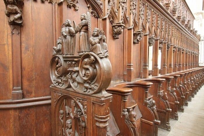 Chœur de l'abbatiale de la Trinité : permanence d'accueil et mise à disposition de documentation. · photo 1