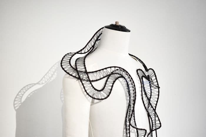 Exposition "Paraître : parure, costume, ornement" à la Maison des Métiers d'Art et du Design · photo 1