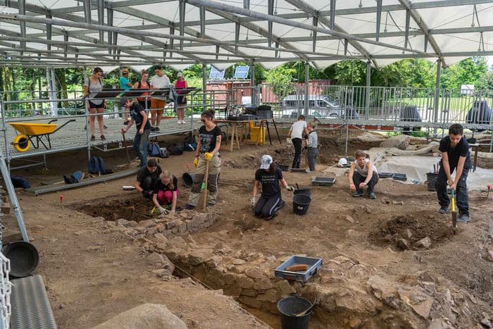 Visite guidée « Actualité de la recherche » du site archéologique de Bibracte · photo 1