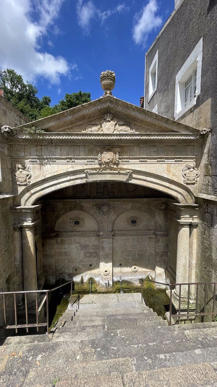 L'hôtel Gobin et la fontaine des Quatre-Tias · photo 1