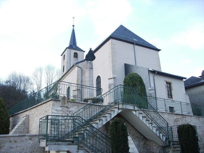 Découvrez une grange-église typique du XVIIIe et son rôle dans l'histoire locale · photo 1