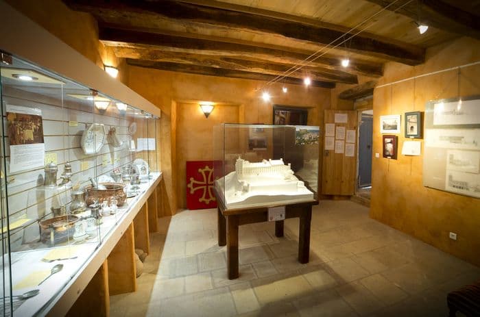 Découvrez trois expositions dans l'une des plus belles maisons de la cité médiévale de Sévérac-le-Château · photo 1