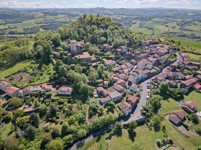 Visite commentée à deux voix « Usson, son église et ses œuvres d’art : toute une histoire ! » · photo 1