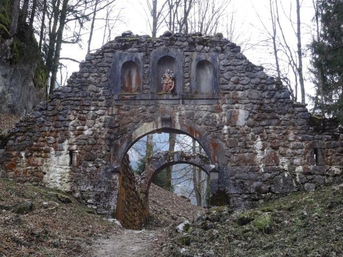 Au Reposoir, la Porte d'Âge : une construction atypique. · photo 1