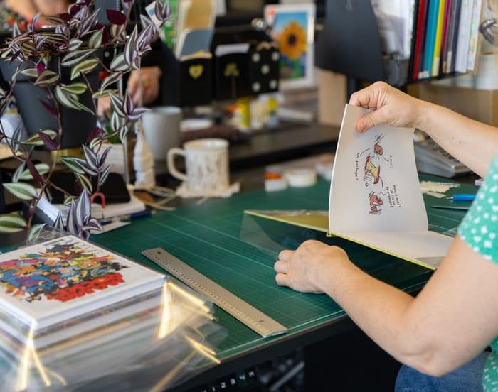 Comment couvrir facilement vos livres de classe ? · photo 1