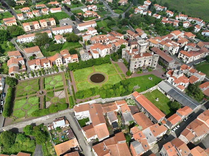 Visite d'un ancien château fort transformé à la Renaissance · photo 1