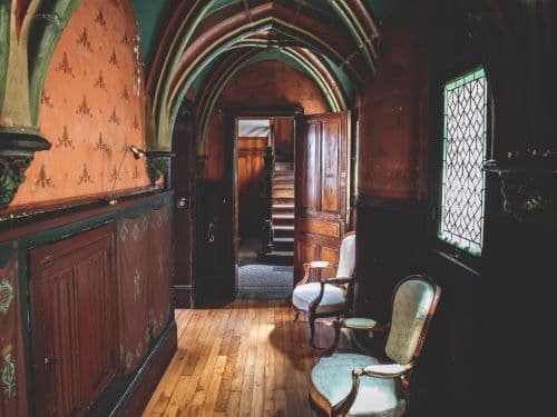Visite d'un immeuble particulier avec parties de la cour intérieure et passage voûté du 15e siècle · photo 1