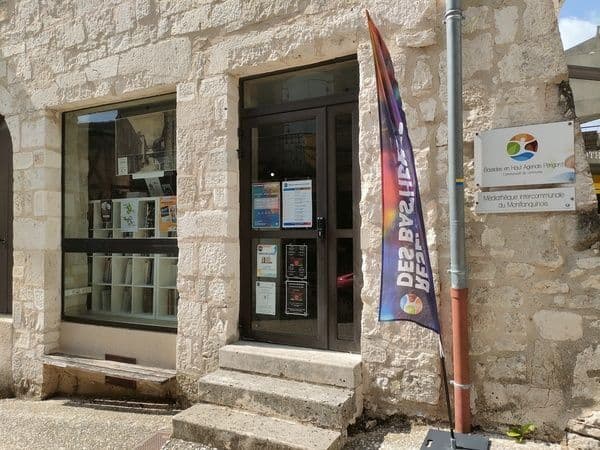 Une collection de cartes postales à la médiathèque de Monflanquin · photo 1