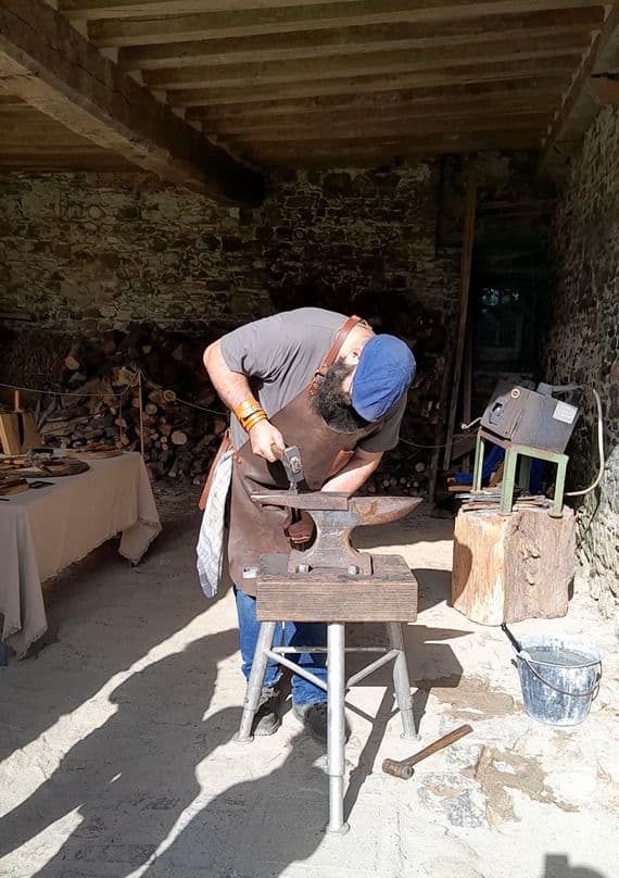 Démonstration : découverte de deux savoir-faire ancestraux, le travail du fer et du bois · photo 1