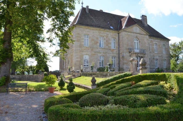 Visite guidée costumée du château et des jardins à la française de Vaire-le-Grand · photo 1