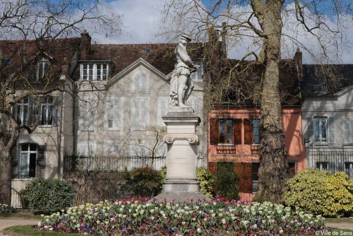 Square Jean Cousin · photo 1