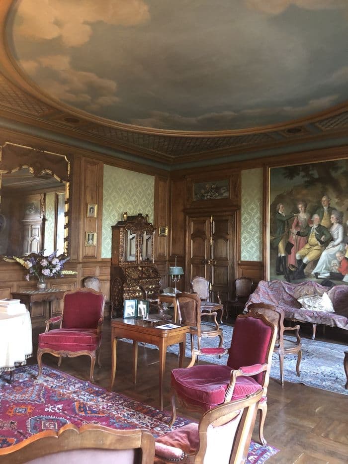 Découverte des parties privées : hall, salon et salle à manger de l'aile 19eme · photo 1
