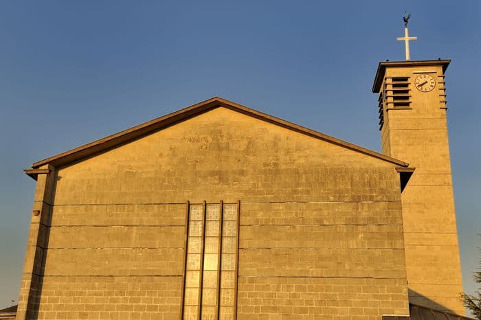 Visitez librement une église au style résolument moderne · photo 1
