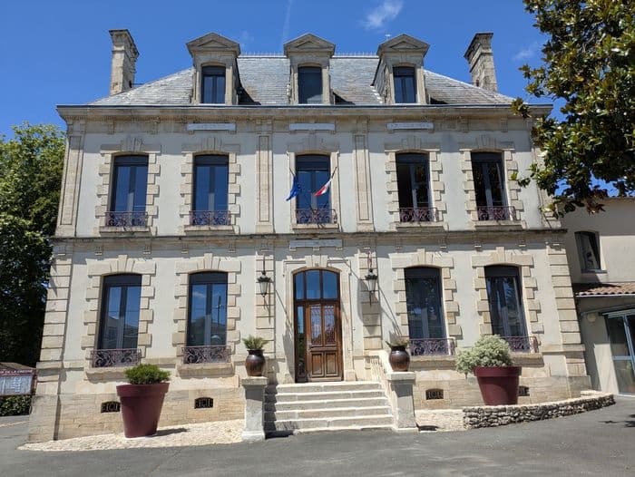Visite libre de la mairie de La Crèche · photo 1