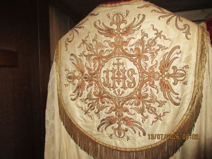 Visite guidée de l'exposition de vêtements et d'objets liturgiques et montée au clocher · photo 1