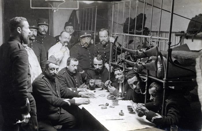 Atelier reconstitution d'une chambrée militaire · photo 1