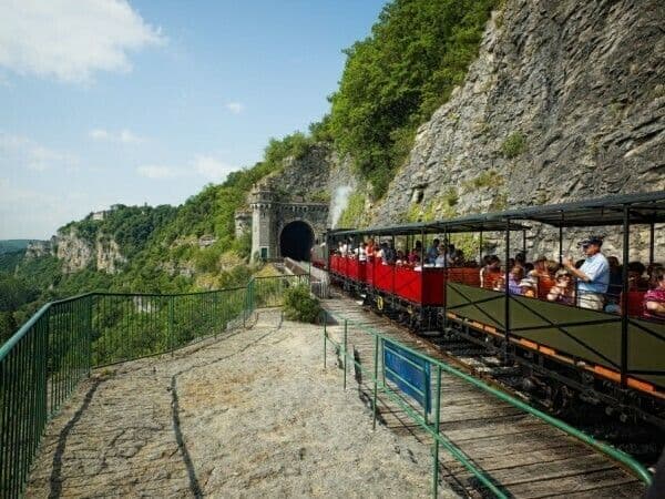 Explorez l'histoire du chemin de fer et embarquez pour une balade nostalgique en train · photo 1