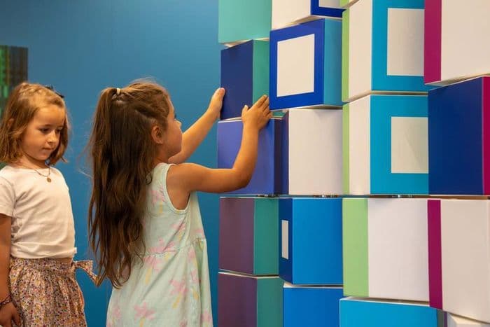 Exposition-atelier "Images Vivantes" de l'artiste Yaacov Agam, produite par le Centre Pompidou · photo 1