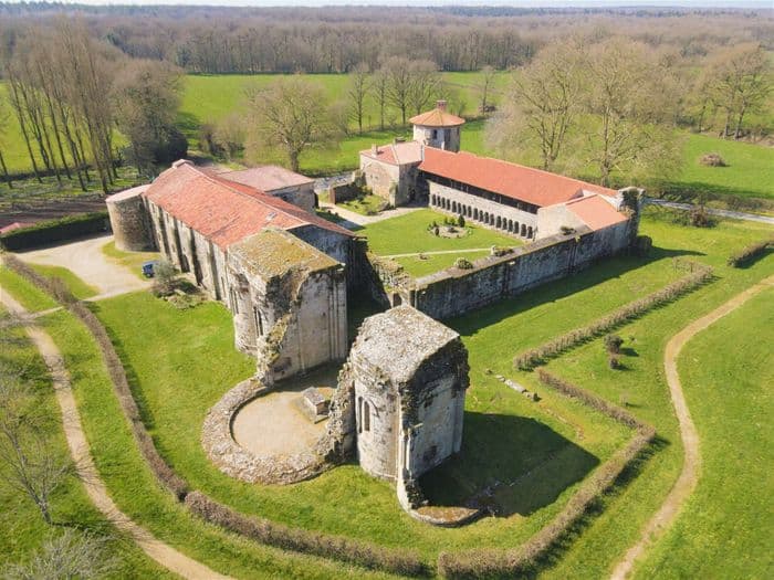 Visite libre de l'abbaye de la Grainetière, joyau de l'art roman en Vendée · photo 1