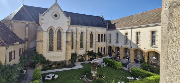 Visite du cloître de l'ancien pensionnat de Saint-Laurent-en-Brionnais · photo 1
